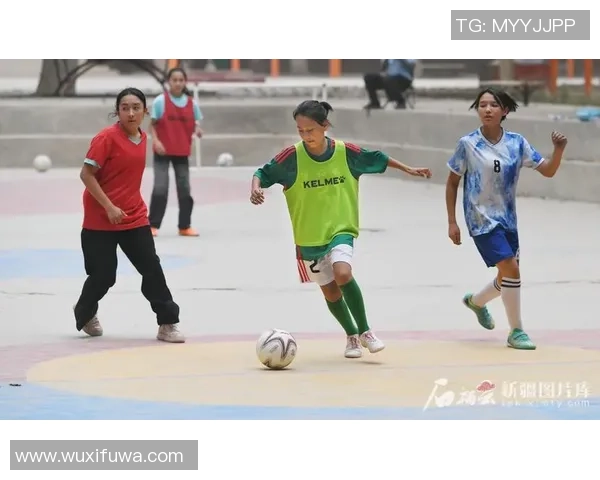 足球球星男小女携手演绎绿茵梦想温情故事