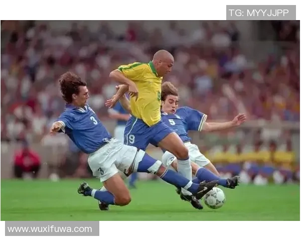 昔日足球巨星荣耀回归 新赛季再度披上熟悉战袍重燃激情