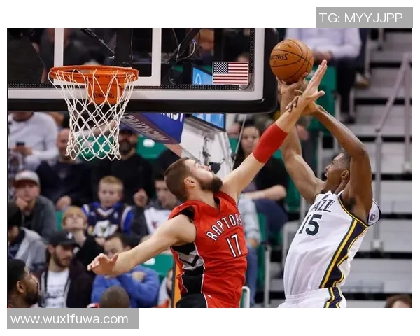 足球巨星跨界秀场精彩瞬间亲临球馆挑战投篮引爆全场热烈欢呼